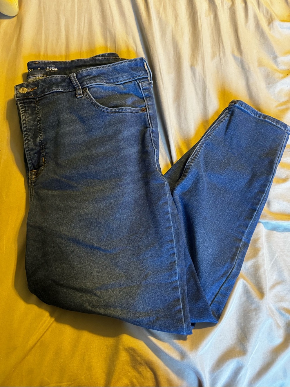 Old Navy Women's Skinny Jeans in Medium Blue Wash